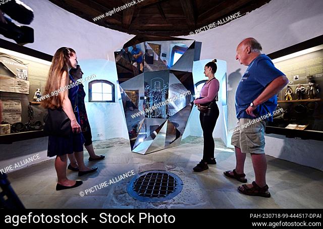 18 July 2023, Thuringia, Seitenroda: A digital mirror (digital Mirror) is the center of a new exhibition area in the coin tower of the Leuchtenburg