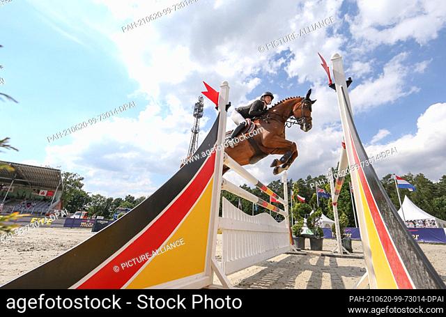 20 June 2021, Lower Saxony, Luhmühlen: Equestrian sport: German Championships, Eventing. The German event rider Sandra Auffarth rides Viamant du Matz in the...