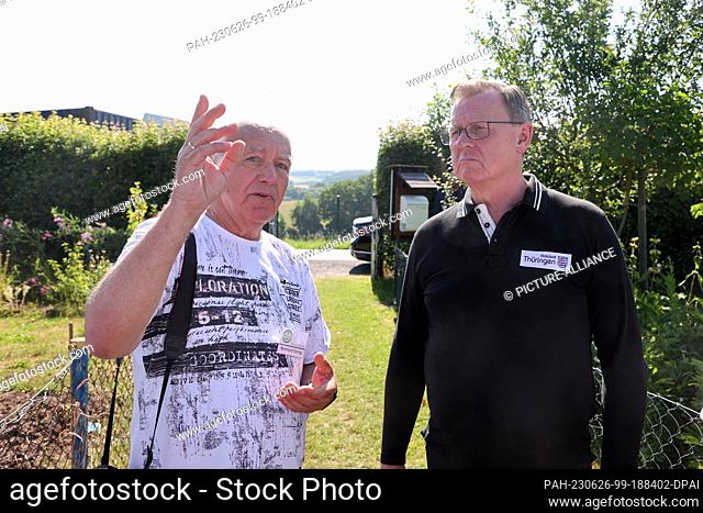 26 June 2023, Thuringia, Pößneck: Bodo Ramelow (r, Die Linke), Prime Minister of Thuringia, and Reinhard Gering, Honorary Chairman of the Regionalverband...