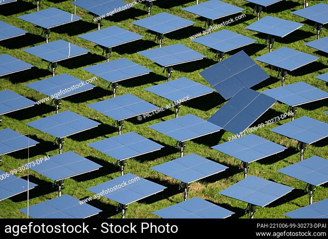 06 October 2022, North Rhine-Westphalia, Jülich: mirrors stand on a test site of the German Aerospace Center (DLR). More than 2000 mirrors concentrate the solar...