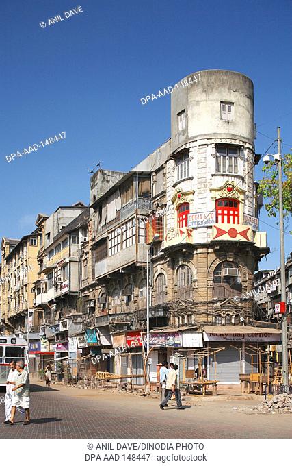 Buildings between two roads ; Earlier Oomarigar now Hera building 1911 ; Bombay now Mumbai ; Maharashtra ; India