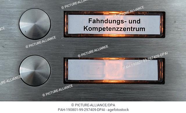 01 August 2019, Saxony, Plauen: The doorbell sign for the FKZ (Fahndungs- und Kompetenzzentrum) can be seen in the Plauen police station