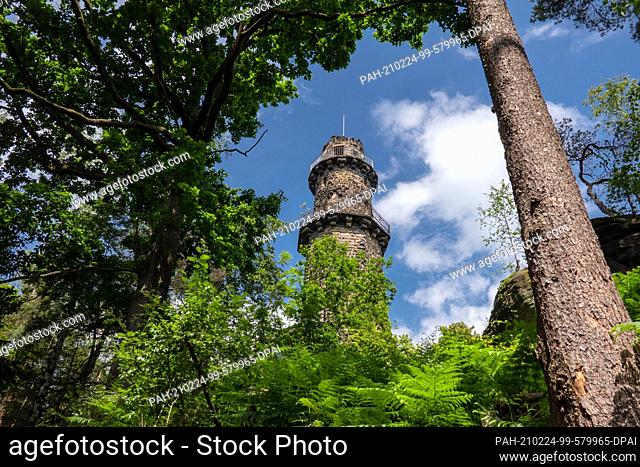 12 June 2020, Saxony, Pfaffendorf: The approximately 29 meter high observation tower on the Pfaffenstein of the Elbsandsteingebirge