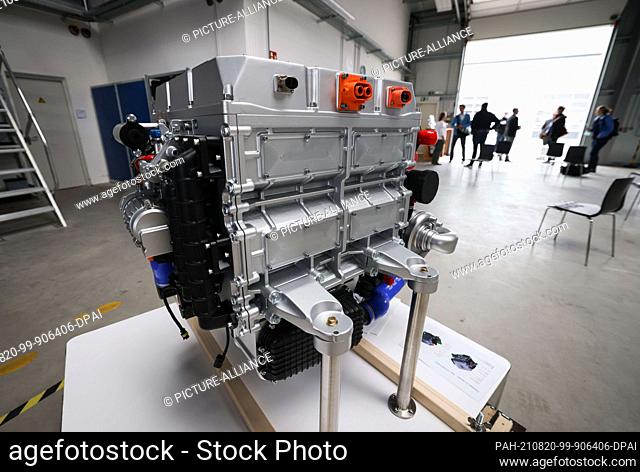 19 August 2021, Lower Saxony, Winsen (Luhe): A hydrogen fuel cell from Refire is seen in a hall at E-Cap Mobility. Refire is a Chinese supplier of fuel cell...