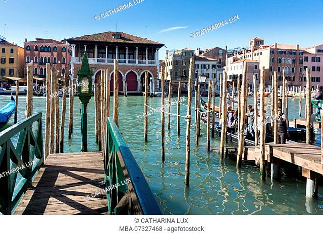 Venice, Grand Canal, gondola, landing stage, passage to Campo della Pescaria