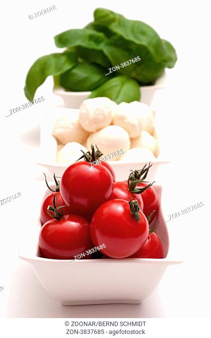 Tomaten, Mozzarella und Basilikum für Insalata caprese