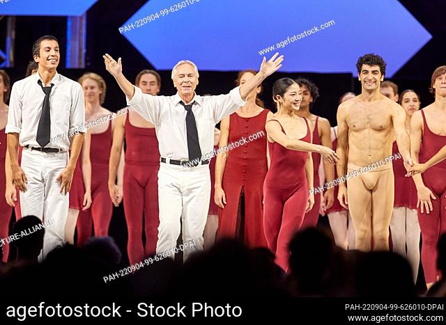 03 September 2022, Hamburg: John Neumeier (center), ballet director, and dancers stand during the closing applause on the open-air stage at Hamburg's...