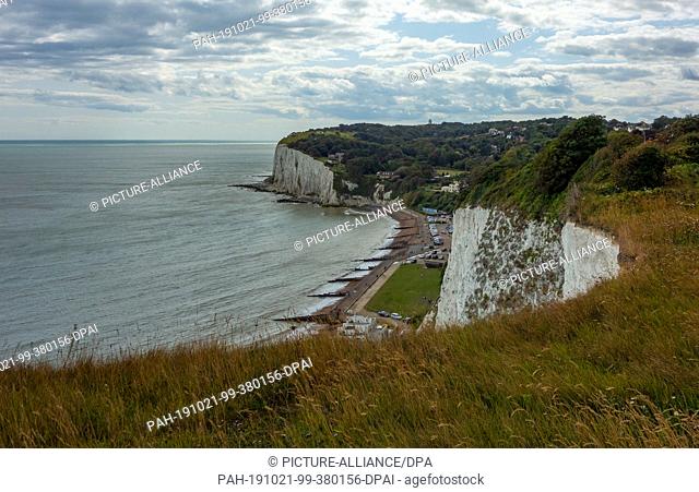 15 August 2019, England, Dover: Chalk cliffs, also called white cliffs, near the harbour town. Photo: Patrick Pleul/dpa-Zentralbild/ZB