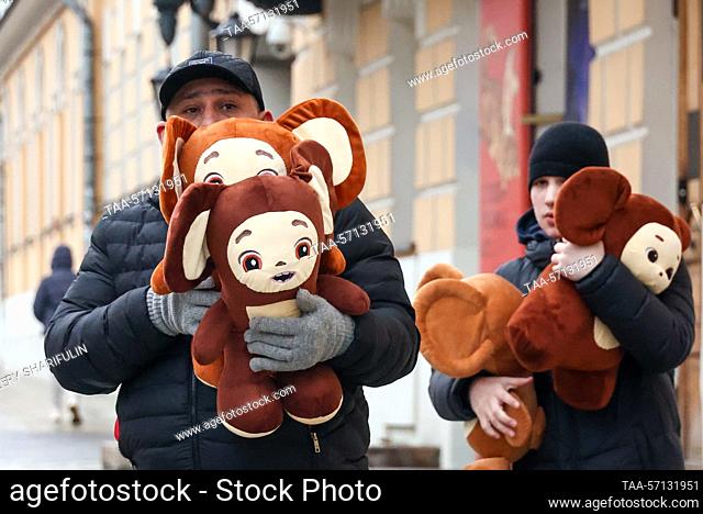 RUSSIA, MOSCOW - FEBRUARY 1, 2023: A man sells Cheburashka stuffed toys in central Moscow. Valery Sharifulin/TASS