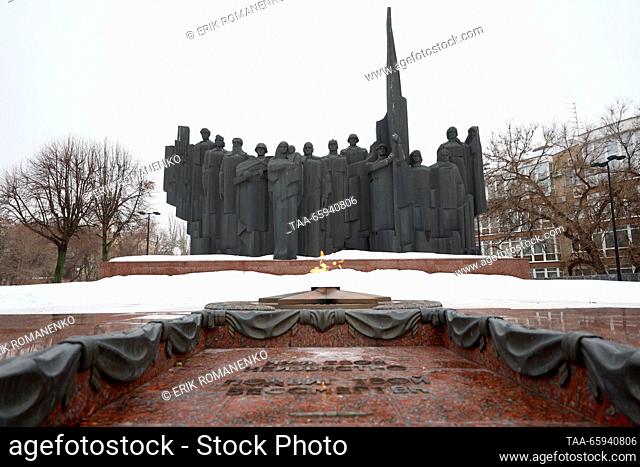 RUSSIA, VORONEZH - 20 de diciembre de 2023: El Monumento de la Gloria WWII se encuentra en la plaza de jardín de Ratny Skver. Erik Romanenko/TASS