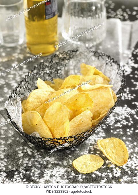 patatas chips en una cesta / potato chips in a basket