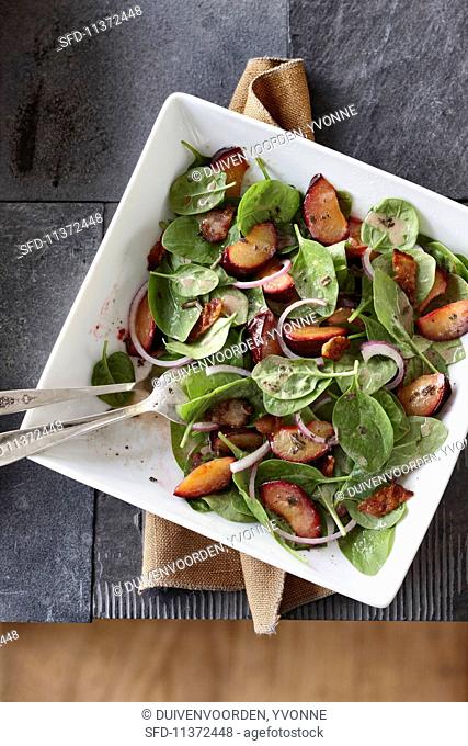 Spinach salad with plums and onions