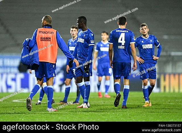 Disappointment after the game: left to right Daniel Gordon (KSC), Babacar Gueye (KSC), Lukas Froede (KSC), Marvin Wanitzek (KSC). GES / Football / 2