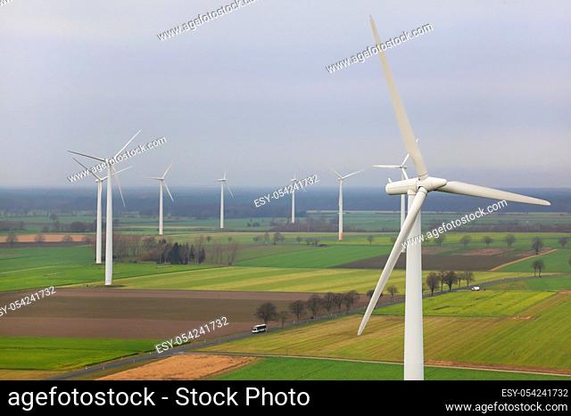 Ein grosser Windpark in Norddeutschland
