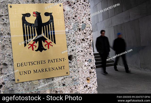 05 March 2020, Bavaria, Munich: A sign with the inscription ""Deutsches Patent- und Markenamt"" can be seen at the main entrance of the German Patent Office