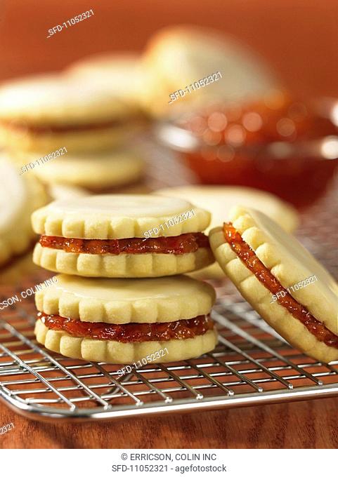 Sandwich biscuits filled with peach and sour cherry jam