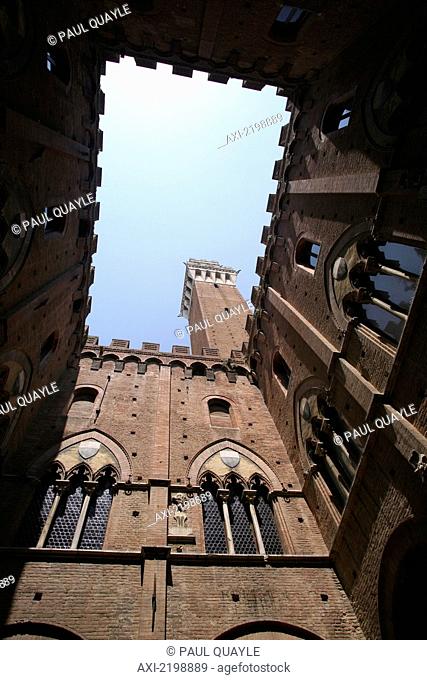 Italy, Tuscany, Palazzo Pubblico (Town Hall) with Mangia Tower; Siena