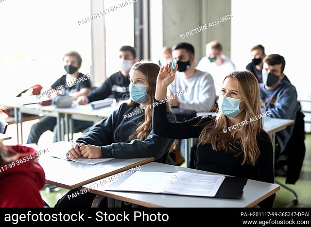 17 November 2020, Bavaria, Munich: Pupils wearing mouth and nose protection take part in a geography seminar in grade eleven at the state grammar school in...