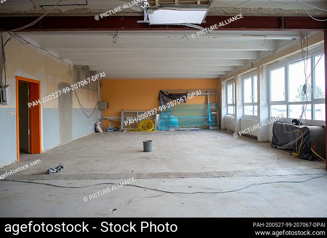 27 May 2020, Saxony-Anhalt, Stendal: A classroom of the secondary school ""Vladimir Komarov"" under reconstruction. The Minister of Education of the state of...