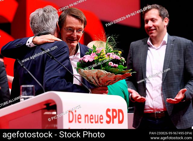 26 August 2023, North Rhine-Westphalia, Münster: Federal Health Minister Karl Lauterbach (center) and SPD Federal Chairman Lars Klingbeil (right) congratulate...