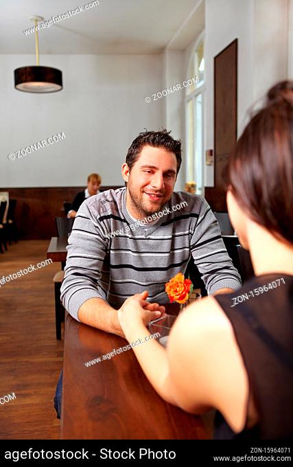 Junges Paar an einem Tisch flirtet in einem Restaurant