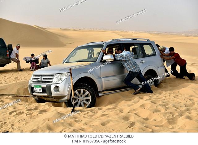 An off-road vehicle of the brand withsubishi Pajero has got stuck in the White Desert at Farafra, together he is made afloat again by all cruise participants...