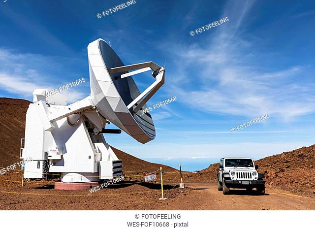 USA, Hawaii, Mauna Kea volcano, telescope and off road vehicle at Mauna Kea Observatories