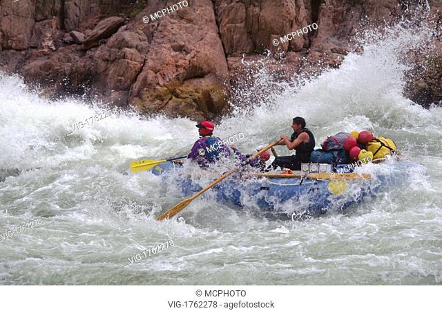 Rafters brave the Class 8 waters of GRANITE RAPID, one of the largest on the COLORADO - ARIZONA - 31/07/2009
