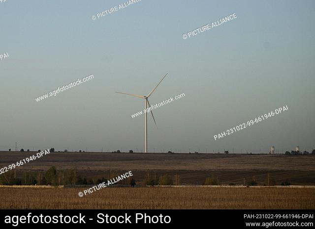 21 October 2023, Ukraine, Odessa: A wind turbine stands on a field. Photo: Sebastian Gollnow/dpa. - Odessa/Odessa/Ukraine