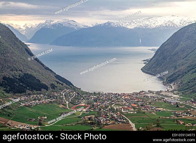 Herrlicher Tiefblick auf den eindrucksvollen Sognefjord und die Ortschaften Vik und Hopperstad