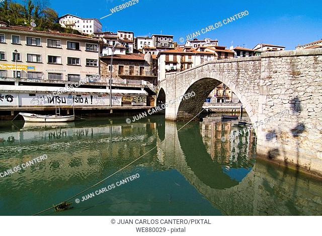 Old Bridge and Rio Artibai in Ondarroa. Ondarroa. Biscay, Basque Country, Spain