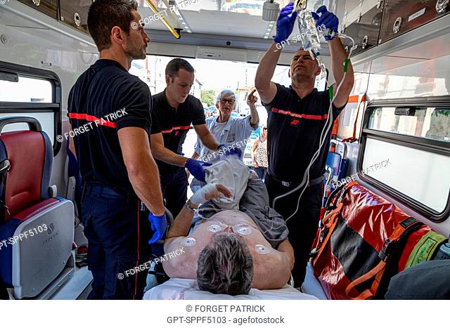 MAN SUFFERING FROM ABDOMINAL PAIN, INTERVENTION BY THE SAMU AND THE FIREFIGHTERS FROM THE EMERGENCY RESCUE SERVICES IN ROANNE, LOIRE, FRANCE
