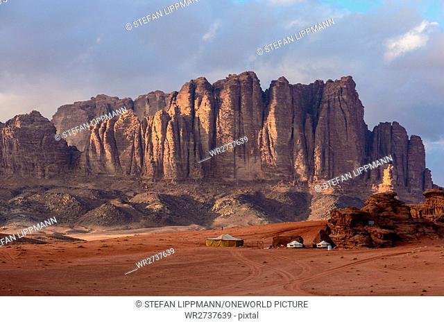 Jordan, Aqaba Gouvernement, Wadi Rum, Wadi Rum is a desert high plateau in South Jordan. It belongs to the UNESCO World Natural Heritage