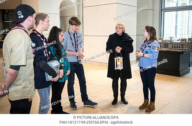17 December 2018, Berlin: In the German Bundestag, a delegation of German Girl Scouts hands over the peace light from Bethlehem to Claudia Roth (2nd from right