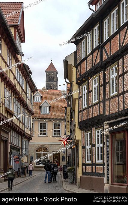 29 November 2020, Saxony-Anhalt, Quedlinburg: Christmassy decorated facades and fairy lights create an Advent atmosphere in the old town