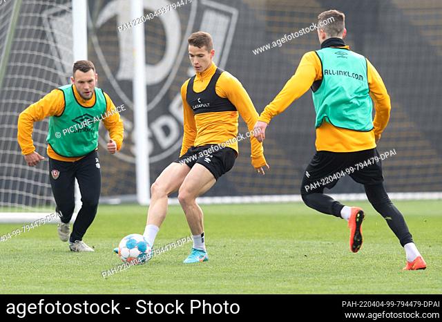 04 April 2022, Saxony, Dresden: Kyrylo Melichenko (M), a training guest from Ukraine, plays the ball during a Dynamo Dresden training session at the AOK PLUS...