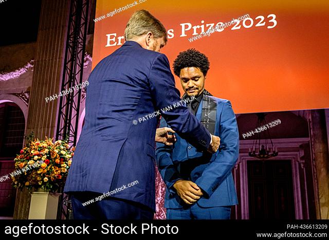 AMSTERDAM, NETHERLANDS - 28 de NOVIEMBRE: Comedian Trevor Noah recibe el Premio Erasmus presentado por el Rey Willem-Alexander de Holanda en el Palacio Real...