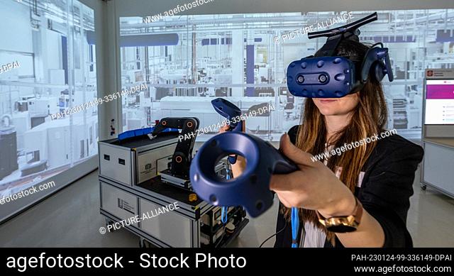24 January 2023, Saxony, Chemnitz: Luise Weißflog from the SME Digital Center at Chemnitz University of Technology demonstrates the use of VR technology in...