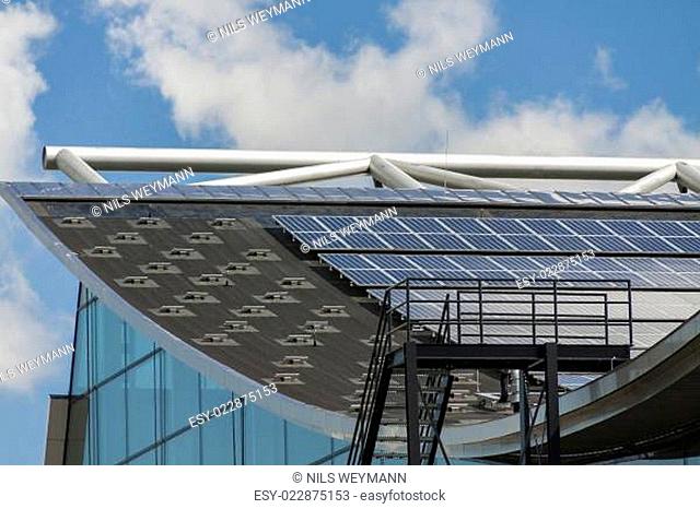 Photovoltaik-Solarzellen auf einem Dach alternative Energie