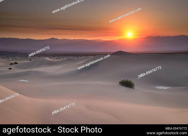 USA, United States of America, Nevada, Death Valley National Park, Mesquite Sand Dunes, Sierra Nevada, California