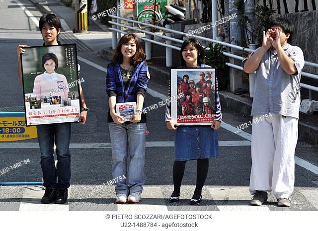 Naha (Japan): youngsters collecting donations for the tsunami victims along Kokusai-dori