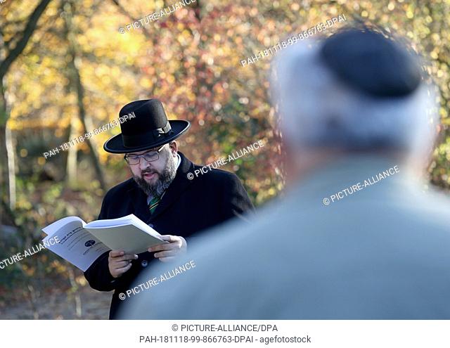 18 November 2018, North Rhine-Westphalia, Duisburg: Chief Rabbi David Geballe reads from the Torah as part of the consecration ceremony for the new Jewish...