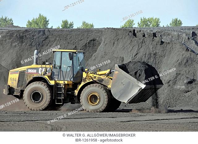 Front loader on coal island, inland port in Duisburg, North Rhine-Westphalia, Germany, Europe