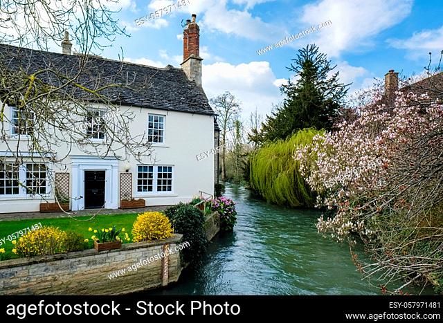 Picturesque Cottage beside the River Windrush in Witney