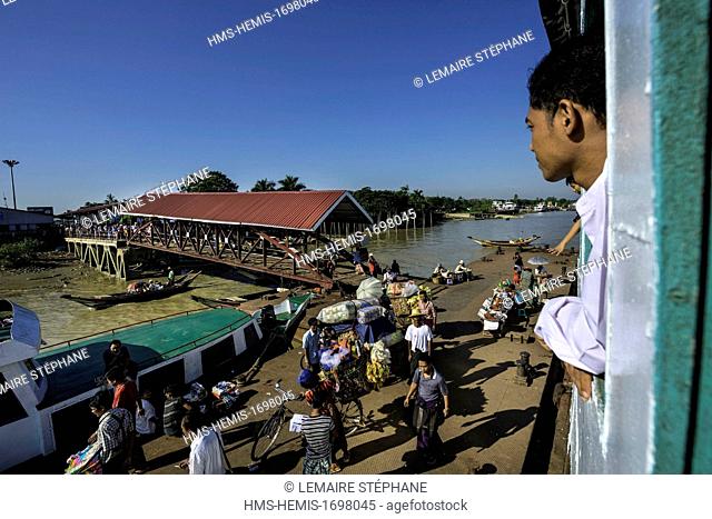 Myanmar (Burma), Yangon division, Yangon, Irrawady river (Ayeyarwady), Pansodan jetty, passengers disembark on the ferry to cross the Yangoo river to join Dala...