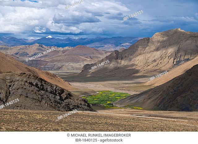 Rugged Himalayan scenery along the road to Mount Everest, Tibet, Asia