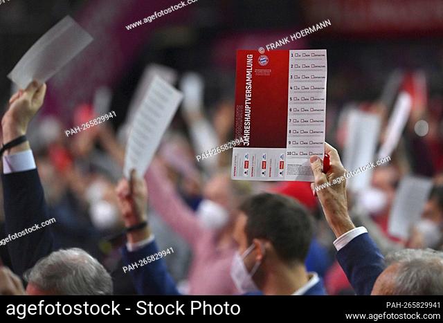 Edge motif, voting card, voting, annual general meeting 2021 of FC Bayern Munich eV on November 25th, 2021 in the AUDI DOME