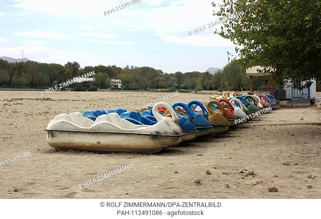 Iran - Isfahan (Esfahan), capital of the province of the same name. Colorful pedal boats lie left on the sand. The river Zayandeh Rud