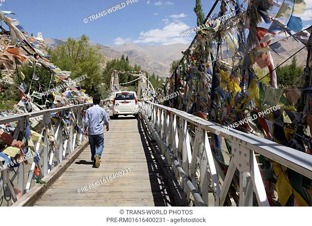 Narrow Bridge over Indus River at Stakna, Manali-Leh Highway, Jammu and Kashmir, India / Schmale Brücke über den Indus bei Stakna, Manali-Leh Highway