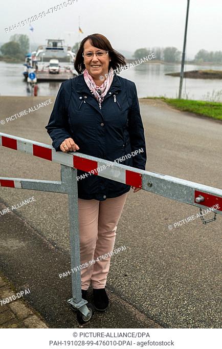 21 October 2019, Lower Saxony, Darchau: Grit Richter (non-party), mayor of the municipality Amt Neuhaus, stands at the jetty of the Elbe ferry ""Tanja""